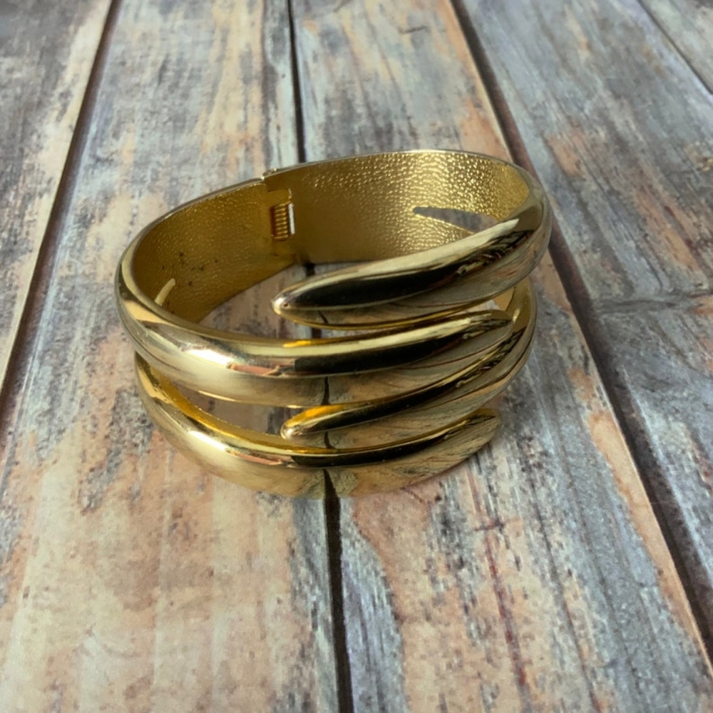 Vintage gold tone claw hinged clamper bangle bracelet